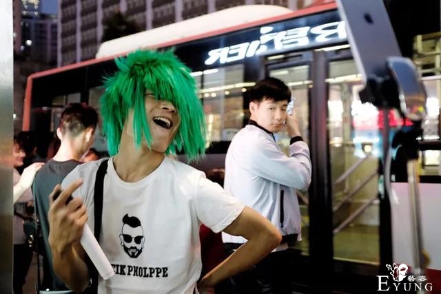 他拍下成都夜店里的变装派对，记录年轻人稀奇古怪的夜生活-14.jpg