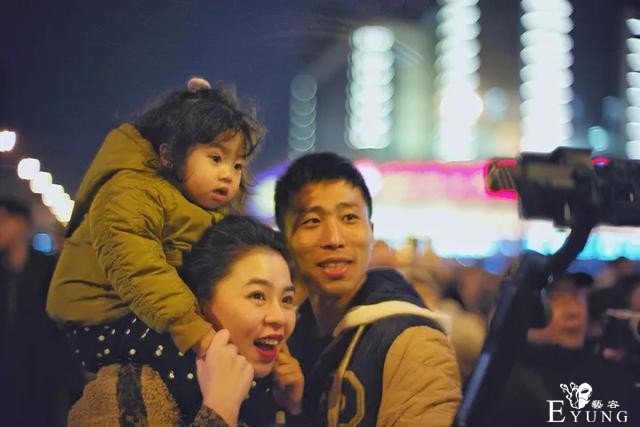 他拍下成都夜店里的变装派对，记录年轻人稀奇古怪的夜生活-13.jpg