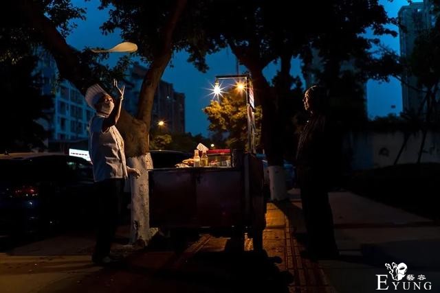 他拍下成都夜店里的变装派对，记录年轻人稀奇古怪的夜生活-15.jpg