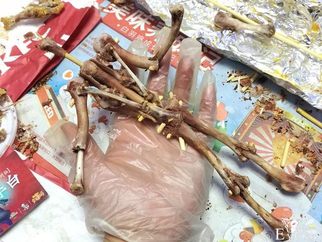 手工大神变废为宝，用吃剩的鸡骨头做李白手办，隔壁小孩都看呆了-5.jpg