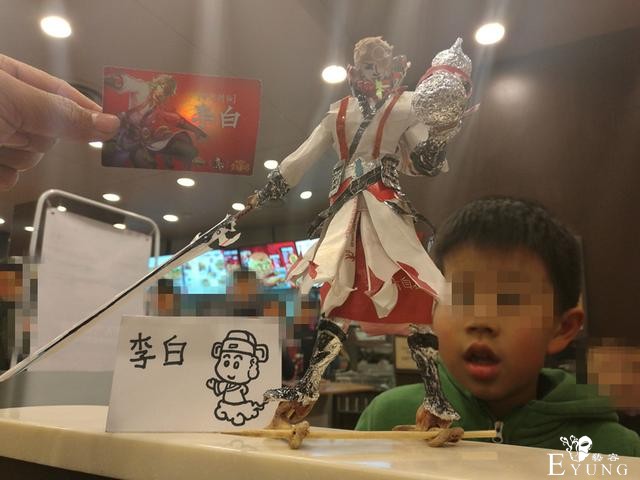 手工大神变废为宝，用吃剩的鸡骨头做李白手办，隔壁小孩都看呆了-1.jpg