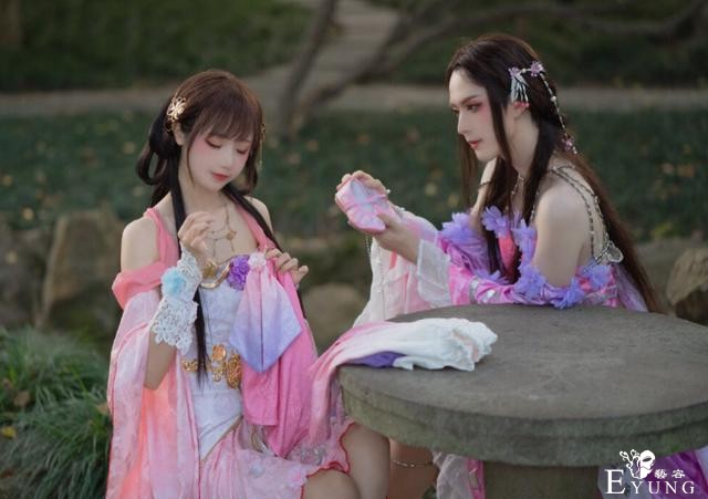我愿称你为最美coser，自己神还原，还把搭档变“女装大佬”-1.jpg