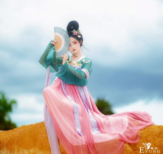 我愿称你为最美coser，自己神还原，还把搭档变“女装大佬”-6.jpg