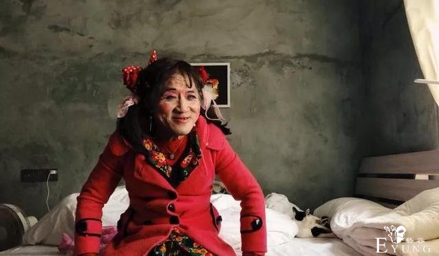 他男扮女装16年，整日浓妆艳抹，他的背后经历了啥？-2.jpg