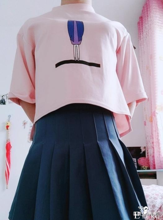 女装大佬在宿舍变装cosplay，舍友回来，以为误入女生宿舍-4.jpg