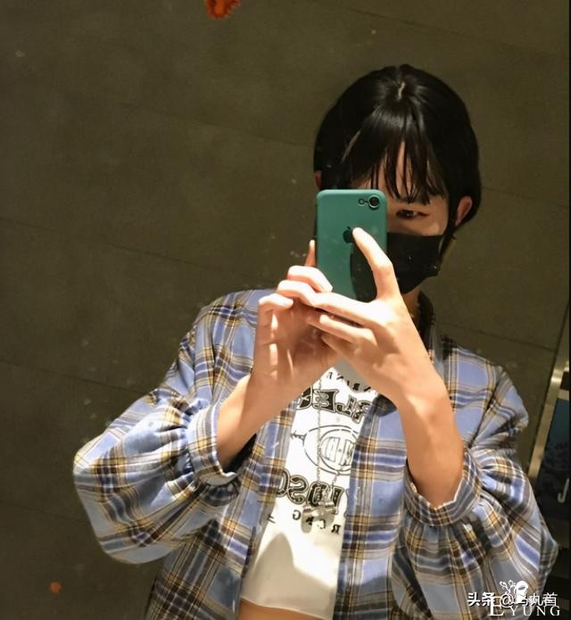女装大佬在宿舍变装cosplay，舍友回来，以为误入女生宿舍-3.jpg