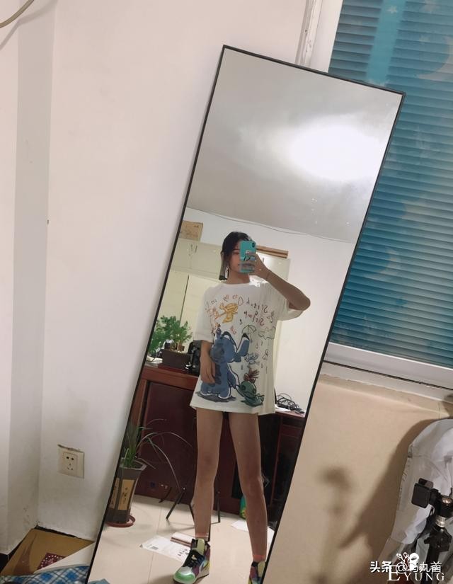女装大佬在宿舍变装cosplay，舍友回来，以为误入女生宿舍-5.jpg