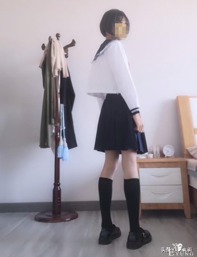 女装大佬在宿舍变装cosplay，舍友回来，以为误入女生宿舍-2.jpg