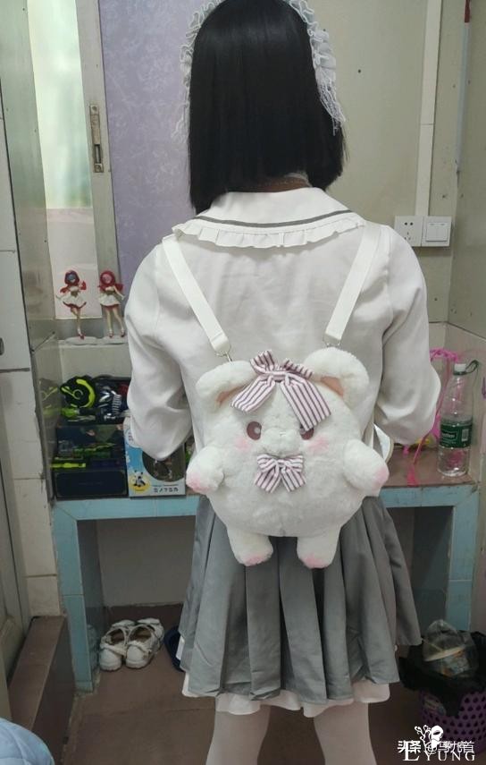 女装大佬在宿舍变装cosplay，舍友回来，以为误入女生宿舍-1.jpg