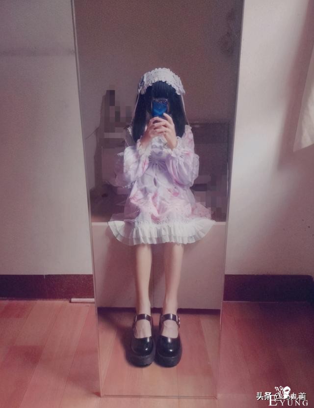 女装大佬在宿舍变装cosplay，舍友回来，以为误入女生宿舍-6.jpg