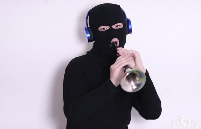 在越穿越少的B站音乐区，他是一股清流，不仅不露反而越裹越严实-4.jpg