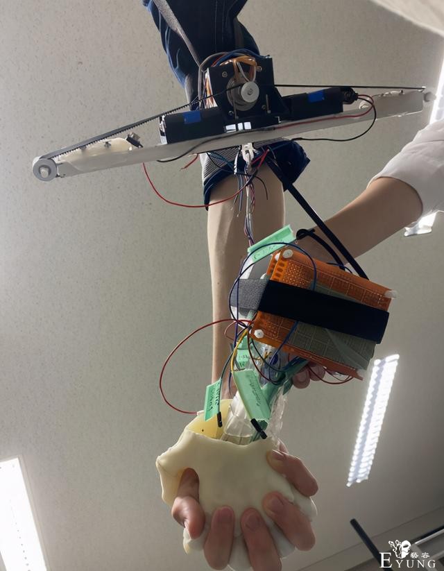 日本人又弄出奇葩发明，可以模拟和恋人十指紧扣，我看着都心疼-1.jpg