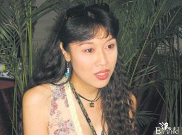 中国首例变性人，喜欢穿女装和女孩玩，老公临死都不知他是男人-1.jpg