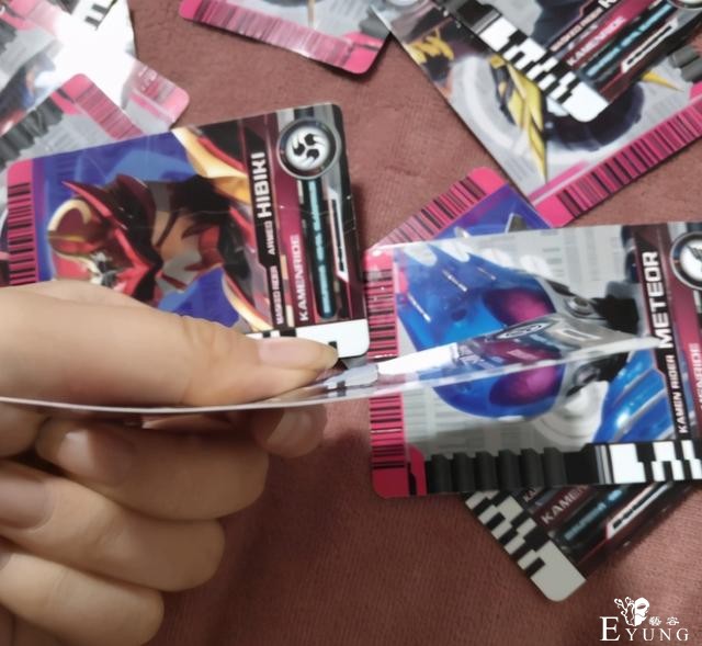 妹子吐槽被熊孩子逼退坑，收藏的假面骑士卡片纷纷遭殃-3.jpg