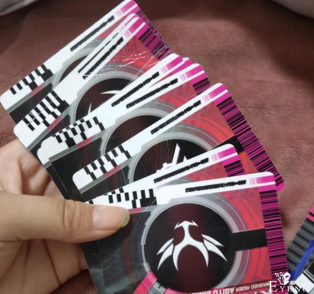 妹子吐槽被熊孩子逼退坑，收藏的假面骑士卡片纷纷遭殃-4.jpg