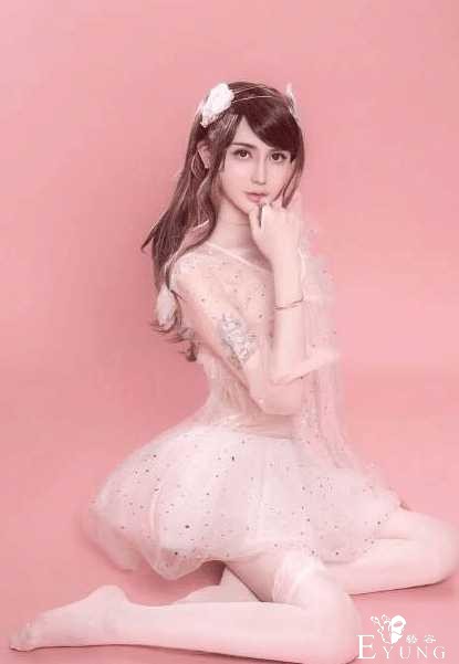 这位小伙子！你比女人还美！让人目瞪口呆的伪娘装-4.jpg