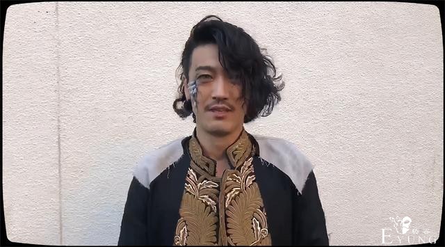 假面骑士圣刃：仁叔开始“狩猎”，打不赢换腰带，20年前很青涩-4.jpg