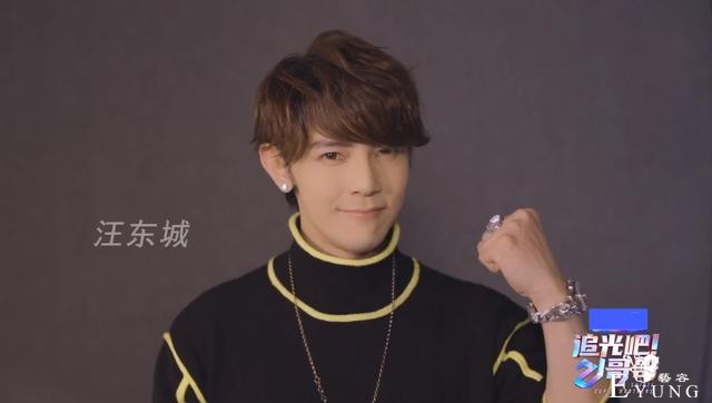 汪东城玩现场变身假面骑士Ex-Aid，网友：皮套最多的明星-1.jpg