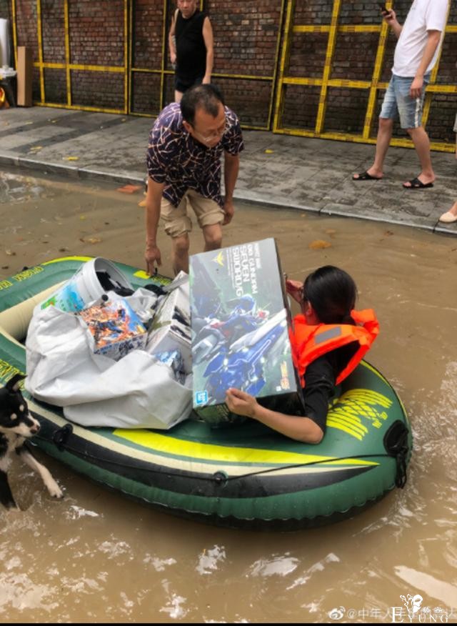香港高达迷珍藏被家人当垃圾丢掉，重庆女友划艇破窗救男友高达-3.jpg