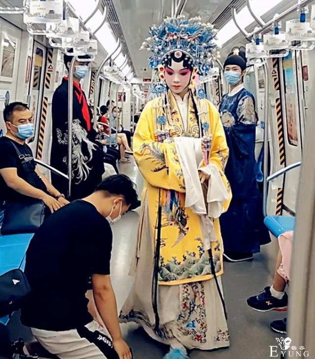 以前有人对动漫角色下跪，现在有汉服圈对龙袍下跪，都是病得治-1.jpg
