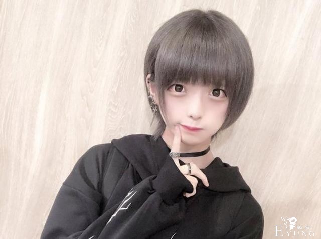 这位“大眼萌妹”原来是男孩，穿女装20年，朋友一直不知道性别-3.jpg