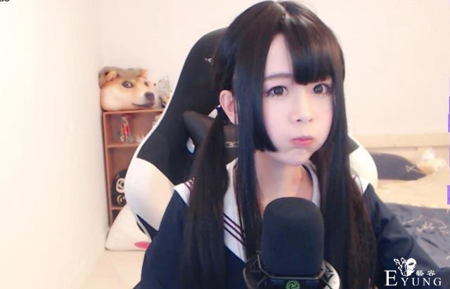 这位“大眼萌妹”原来是男孩，穿女装20年，朋友一直不知道性别-6.jpg