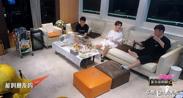 《哈哈》首播，鹿晗邓超陈赫喝啤酒，有谁注意鹿晗杯中物？真自律-2.jpg