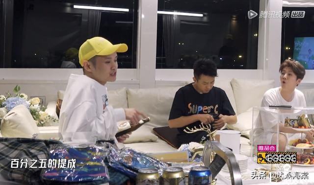 《哈哈》首播，鹿晗邓超陈赫喝啤酒，有谁注意鹿晗杯中物？真自律-4.jpg