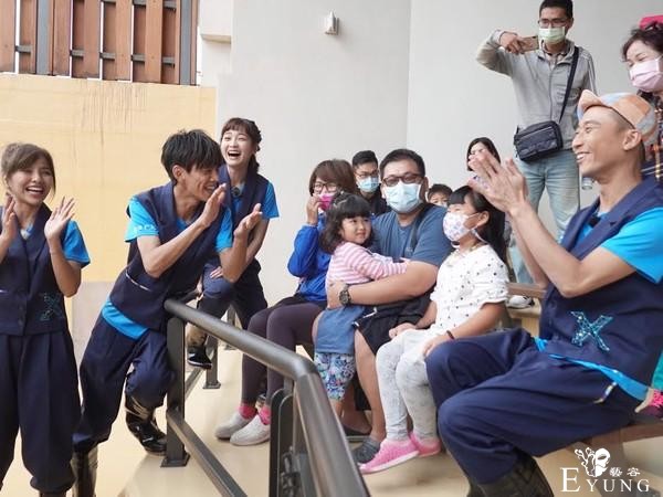 阿翔篮篮变装水母　水族馆工作人员看傻 台词全忘光-1.jpg