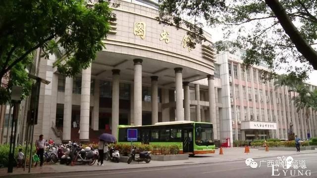 辣眼睛！男子穿女装潜入广西某高校图书馆，疑做出不雅动作…-4.jpg