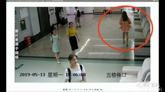 辣眼睛！男子穿女装潜入广西某高校图书馆，疑做出不雅动作…-6.jpg