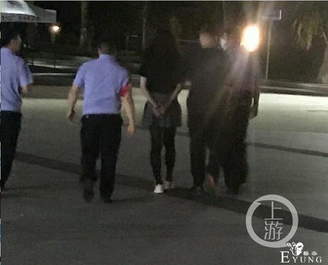 上游评论 | 男子变装进女生浴室做直播，这种没底线的流量务必让它凉凉-2.jpg
