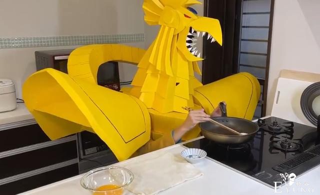 日本网友cos成巨神兵做饭，摆盘都要摆成武藤游戏的形状-4.jpg