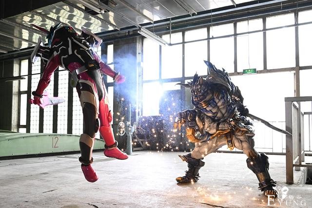 假面骑士圣刃14话：456骑士吃瘪，狮子王登场，邪王飞龙扑街-4.jpg