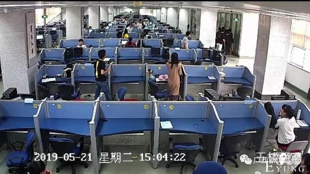 奇葩｜南宁某高校图书馆出现“变装男”，穿女装做不可描述动作-5.jpg