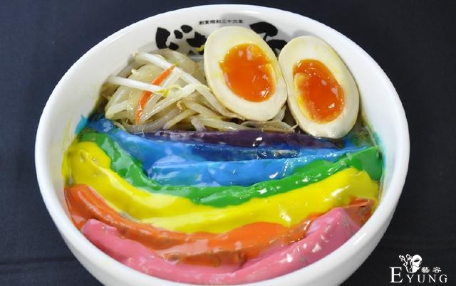 日本拉面店推出彩虹拉面，这颜色认真的么-2.jpg