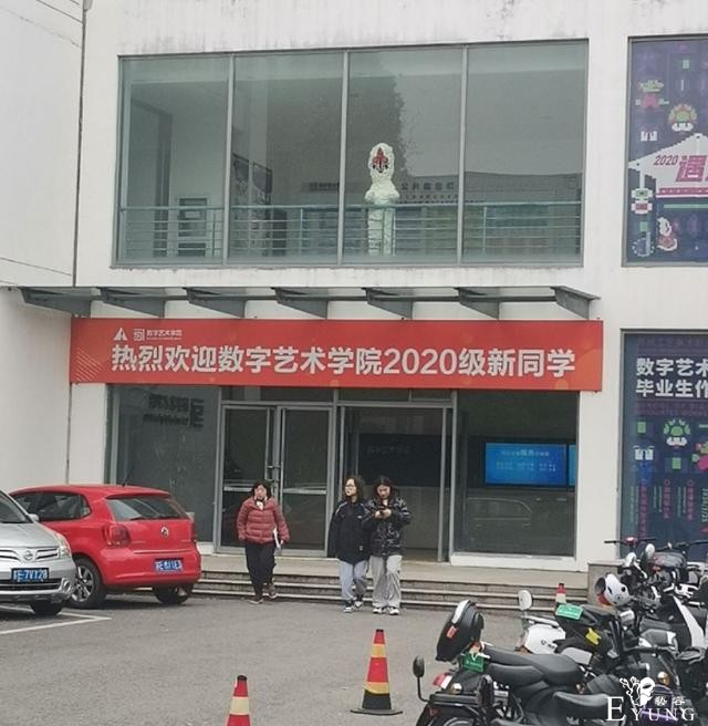 网友晒出教学楼照片，似乎哪里不对，这不是SCP173么喂-1.jpg