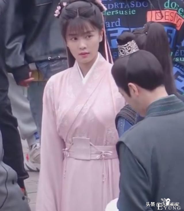 和成毅上综艺组CP后，白鹿新剧模仿璇玑造型，路人视角气质满满-8.jpg