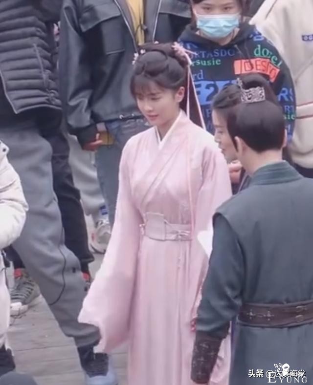 和成毅上综艺组CP后，白鹿新剧模仿璇玑造型，路人视角气质满满-10.jpg