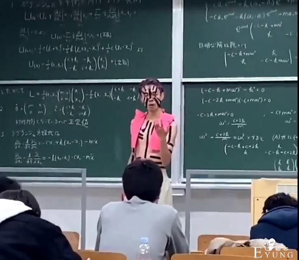日本学生太中二了，在课堂上COS鬼灭之刃，还给同学讲物理题-1.jpg