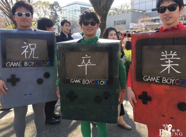 日本学生太中二了，在课堂上COS鬼灭之刃，还给同学讲物理题-7.jpg