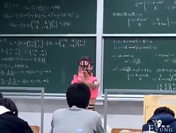 日本学生太中二了，在课堂上COS鬼灭之刃，还给同学讲物理题-2.jpg