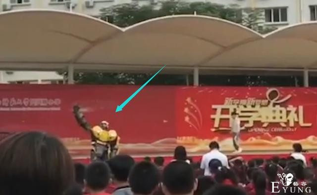 日本学生太中二了，在课堂上COS鬼灭之刃，还给同学讲物理题-8.jpg