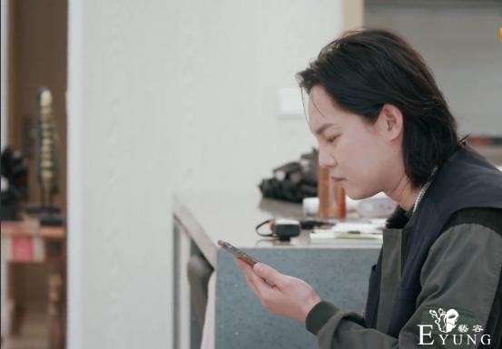 尹正上综艺发福严重，脸部圆润双下巴明显，轮胎脖子婶味十足-2.jpg