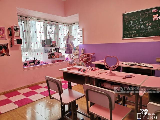 年轻人为发朋友圈有多拼？南宁这些换装自拍馆火了-3.jpg