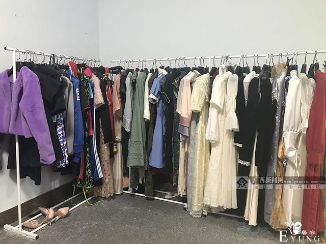 年轻人为发朋友圈有多拼？南宁这些换装自拍馆火了-22.jpg