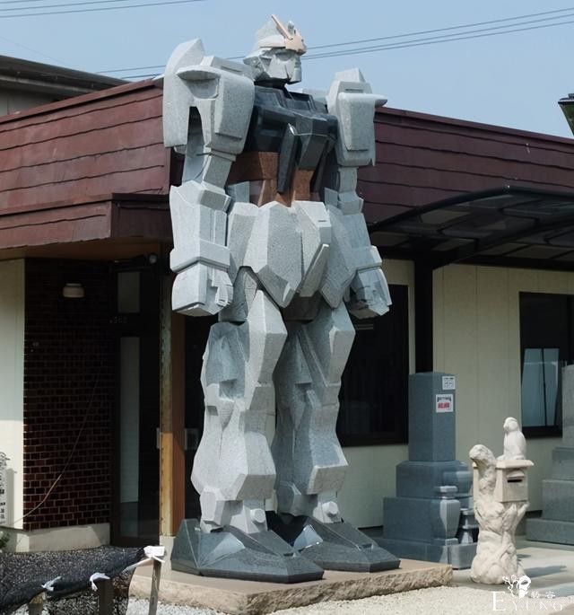 日本网友去神社，发现里边有尊高达，有的寺还供着初音和奥特曼呢-2.jpg