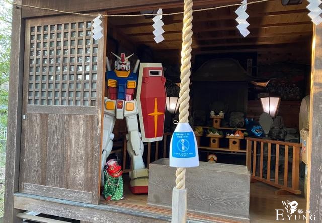 日本网友去神社，发现里边有尊高达，有的寺还供着初音和奥特曼呢-1.jpg