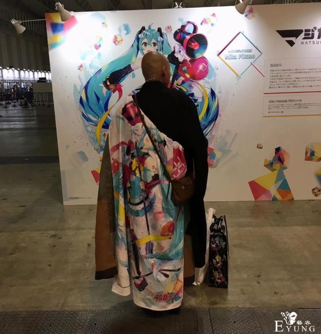 日本网友去神社，发现里边有尊高达，有的寺还供着初音和奥特曼呢-4.jpg