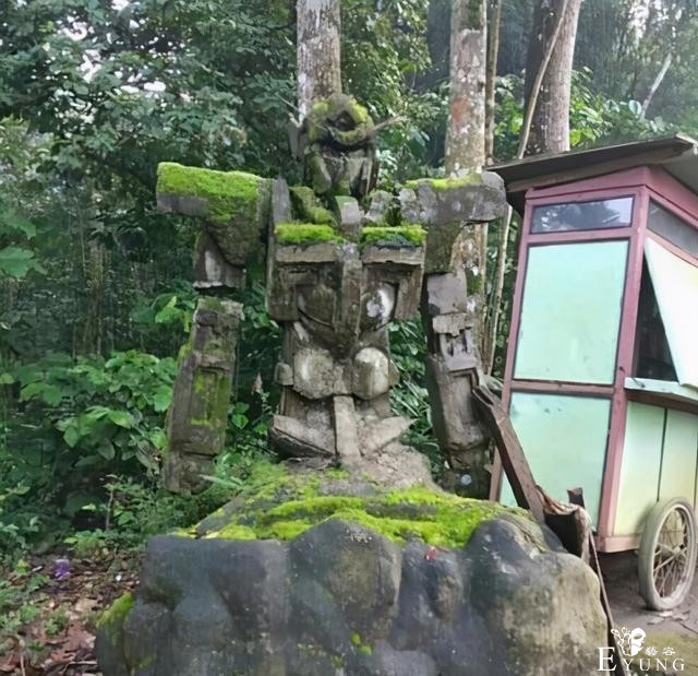 日本网友去神社，发现里边有尊高达，有的寺还供着初音和奥特曼呢-3.jpg